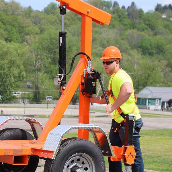 Malta Dynamics on-site crew training, a certified instructor coaching a worker operating the XSeries mobile grabber