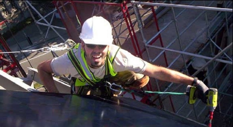 Worker using fall protection on a jobsite.